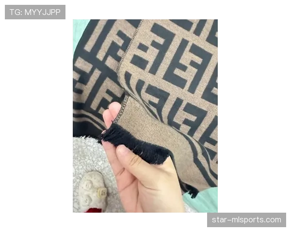 辛德胡赛场下那条手链，感觉把我一个月工资戴在手上了
